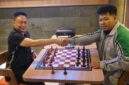 Wali Kota Pontianak Edi Rusdi Kamtono saat menjajal kemampuan bermain catur dalam laga uji tanding bersama Master Nasional Arief Rahman di Elaia Coffee & Eatery