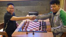 Wali Kota Pontianak Edi Rusdi Kamtono saat menjajal kemampuan bermain catur dalam laga uji tanding bersama Master Nasional Arief Rahman di Elaia Coffee & Eatery