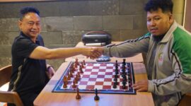 Wali Kota Pontianak Edi Rusdi Kamtono saat menjajal kemampuan bermain catur dalam laga uji tanding bersama Master Nasional Arief Rahman di Elaia Coffee & Eatery
