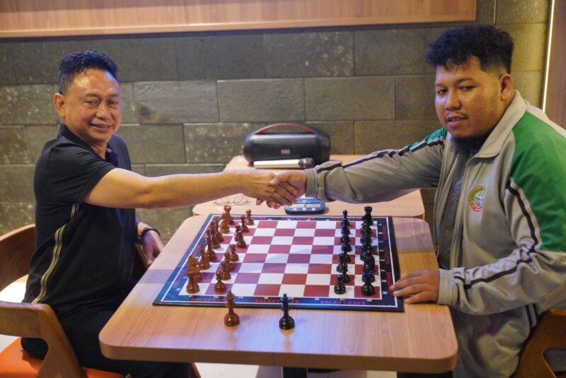 Wali Kota Pontianak Edi Rusdi Kamtono saat menjajal kemampuan bermain catur dalam laga uji tanding bersama Master Nasional Arief Rahman di Elaia Coffee & Eatery