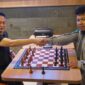 Wali Kota Pontianak Edi Rusdi Kamtono saat menjajal kemampuan bermain catur dalam laga uji tanding bersama Master Nasional Arief Rahman di Elaia Coffee & Eatery