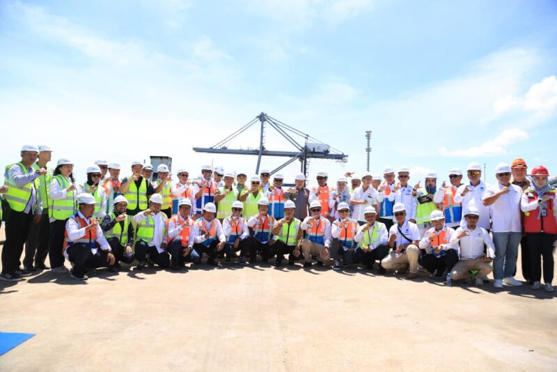 foto bersama gubernur kalbar, bupati mempawah dan seluruh jajaran pt.pelindo regional 2 pontianak bersama mitra