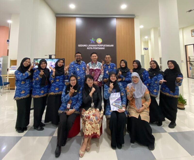 foto bersama personil Perpustakaan Kota Pontianak