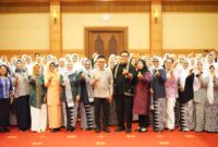 Wali Kota Pontianak Edi Rusdi Kantono foto bersama seluruh pengurus dan anggota Ikatan Bidan Indonesia (IBI) Kota Pontianak