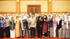 Wali Kota Pontianak Edi Rusdi Kantono foto bersama seluruh pengurus dan anggota Ikatan Bidan Indonesia (IBI) Kota Pontianak