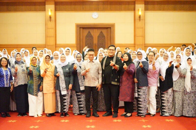 Wali Kota Pontianak Edi Rusdi Kantono foto bersama seluruh pengurus dan anggota Ikatan Bidan Indonesia (IBI) Kota Pontianak