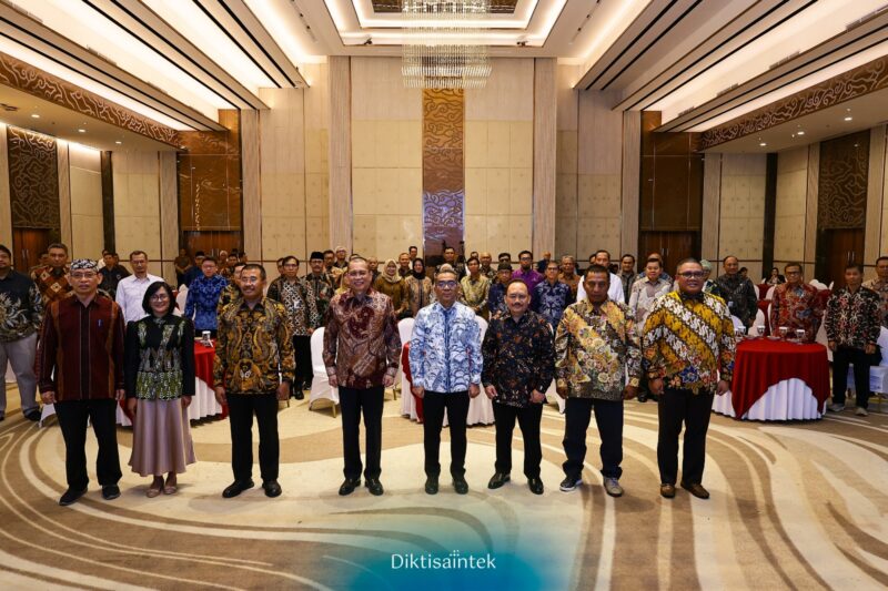 foto bersama pengurus FRI periode 2025–2026 bersama mendiktisaintek