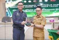 Ketua Pengadilan Negeri Pontianak I Dewa Gede Budhy Dharma Asmara menyerahkan cinderamata kepada Wali Kota Pontianak Edi Rusdi Kamtono 