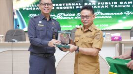 Ketua Pengadilan Negeri Pontianak I Dewa Gede Budhy Dharma Asmara menyerahkan cinderamata kepada Wali Kota Pontianak Edi Rusdi Kamtono 