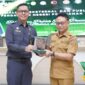 Ketua Pengadilan Negeri Pontianak I Dewa Gede Budhy Dharma Asmara menyerahkan cinderamata kepada Wali Kota Pontianak Edi Rusdi Kamtono 