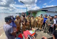 Wakil Wali Kota Pontianak Bahasan berdialog dengan Ani (57), pemilik rumah yang roboh, sekaligus menyerahkan bantuan sandang dan pangan