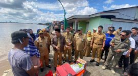 Wakil Wali Kota Pontianak Bahasan berdialog dengan Ani (57), pemilik rumah yang roboh, sekaligus menyerahkan bantuan sandang dan pangan