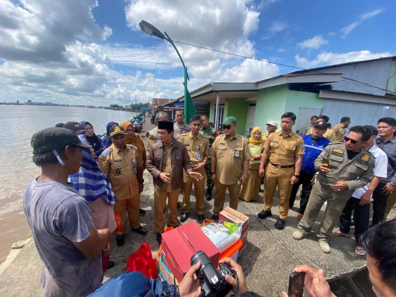 Wakil Wali Kota Pontianak Bahasan berdialog dengan Ani (57), pemilik rumah yang roboh, sekaligus menyerahkan bantuan sandang dan pangan