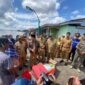 Wakil Wali Kota Pontianak Bahasan berdialog dengan Ani (57), pemilik rumah yang roboh, sekaligus menyerahkan bantuan sandang dan pangan
