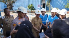 Wali Kota Pontianak Edi Rusdi Kamtono saat meninjau PLTD Siantan.