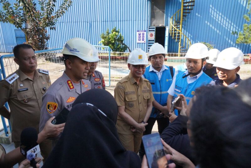 Wali Kota Pontianak Edi Rusdi Kamtono saat meninjau PLTD Siantan.