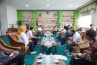 walikota pontianak bertemu dengan Wakil Sekretaris Jenderal PP PBSI di ruang kerja walikota pontianak