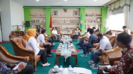 walikota pontianak bertemu dengan Wakil Sekretaris Jenderal PP PBSI di ruang kerja walikota pontianak