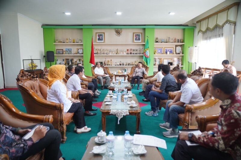 walikota pontianak bertemu dengan Wakil Sekretaris Jenderal PP PBSI di ruang kerja walikota pontianak