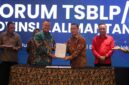 foto bersama kepala bank kalbar bersama dengan gubernur kalbar