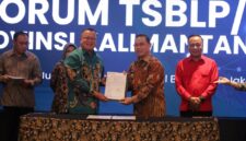 foto bersama kepala bank kalbar bersama dengan gubernur kalbar