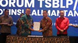 foto bersama kepala bank kalbar bersama dengan gubernur kalbar