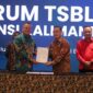 foto bersama kepala bank kalbar bersama dengan gubernur kalbar