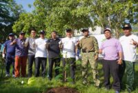 Wali Kota Pontianak Edi Rusdi Kamtono menanam pohon dalam rangkaian penyelenggaraan Aksi Satpol PP dan Satlinmas Mewujudkan Indonesia ASRI yang dipusatkan di Taman Alun Kapuas Pontianak