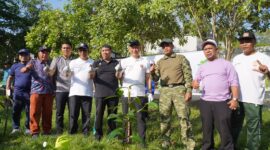 Wali Kota Pontianak Edi Rusdi Kamtono menanam pohon dalam rangkaian penyelenggaraan Aksi Satpol PP dan Satlinmas Mewujudkan Indonesia ASRI yang dipusatkan di Taman Alun Kapuas Pontianak