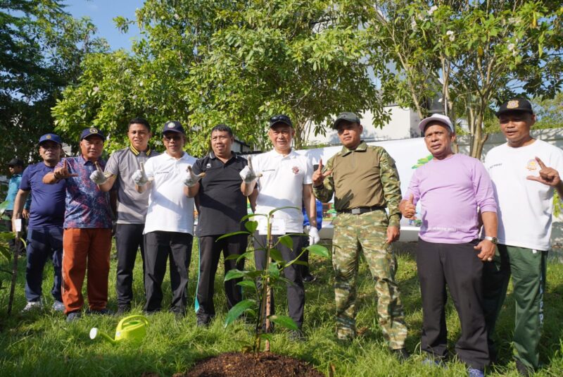 Wali Kota Pontianak Edi Rusdi Kamtono menanam pohon dalam rangkaian penyelenggaraan Aksi Satpol PP dan Satlinmas Mewujudkan Indonesia ASRI yang dipusatkan di Taman Alun Kapuas Pontianak