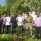 Wali Kota Pontianak Edi Rusdi Kamtono menanam pohon dalam rangkaian penyelenggaraan Aksi Satpol PP dan Satlinmas Mewujudkan Indonesia ASRI yang dipusatkan di Taman Alun Kapuas Pontianak