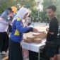 Petugas Sosialisasi Informasi, Kebijakan dan Akses Publik Pontianak (SIKAP) menyerahkan brosur program Pemkot Pontianak kepada masyarakat ketika CFD
