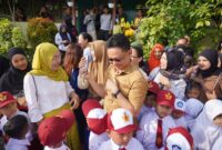 Wali Kota Pontianak Edi Rusdi Kamtono menyapa siswa-siswi SD yang baru masuk sekolah di hari pertama