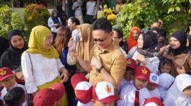 Wali Kota Pontianak Edi Rusdi Kamtono menyapa siswa-siswi SD yang baru masuk sekolah di hari pertama