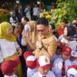 Wali Kota Pontianak Edi Rusdi Kamtono menyapa siswa-siswi SD yang baru masuk sekolah di hari pertama
