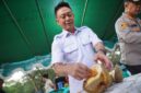 Wali Kota Pontianak Edi Rusdi Kamtono mencicipi durian di Pameran Flora dan Fauna.