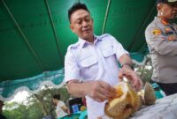 Wali Kota Pontianak Edi Rusdi Kamtono mencicipi durian di Pameran Flora dan Fauna.