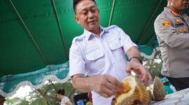 Wali Kota Pontianak Edi Rusdi Kamtono mencicipi durian di Pameran Flora dan Fauna.