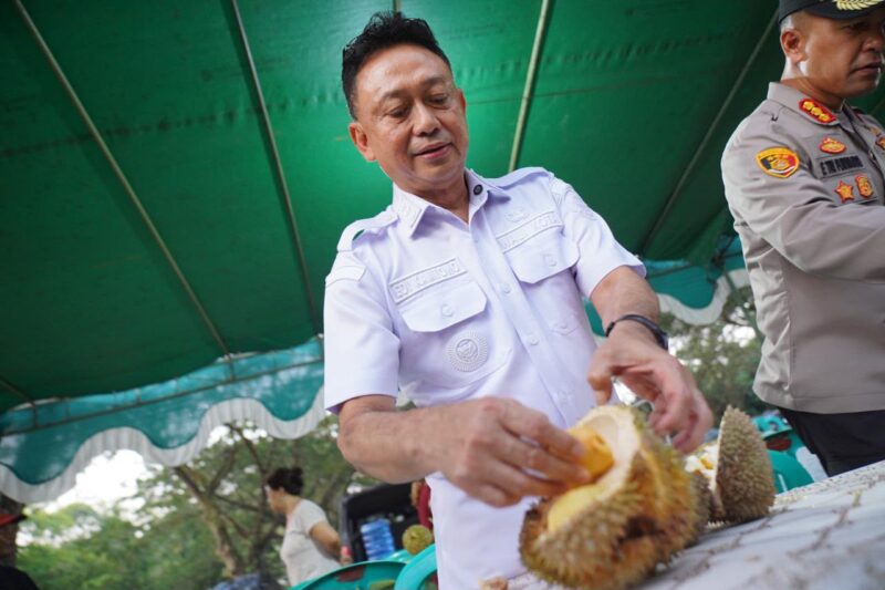 Wali Kota Pontianak Edi Rusdi Kamtono mencicipi durian di Pameran Flora dan Fauna.