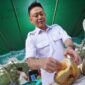 Wali Kota Pontianak Edi Rusdi Kamtono mencicipi durian di Pameran Flora dan Fauna.