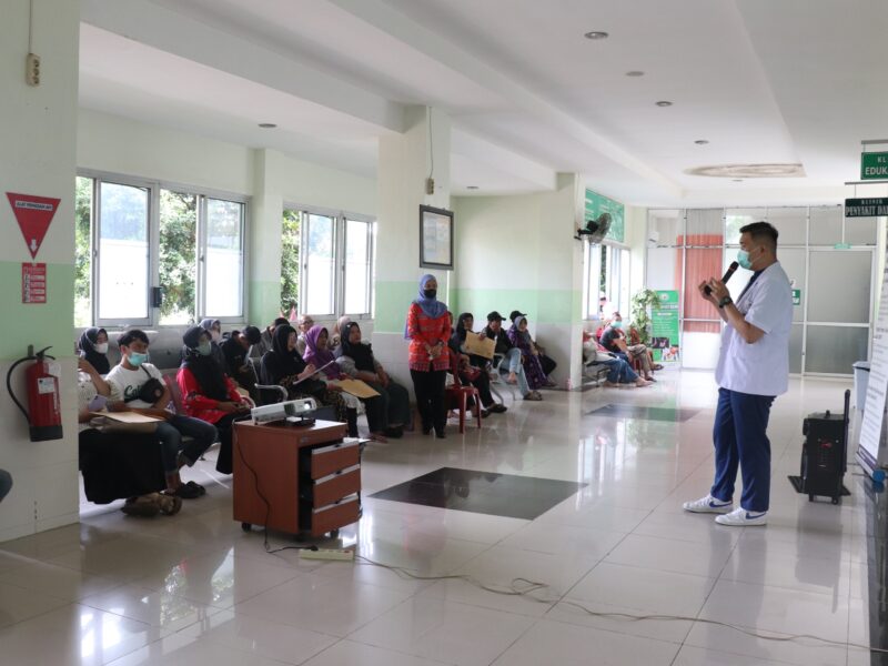 Dokter Gigi Benaidi memberikan edukasi kepada masyarakat